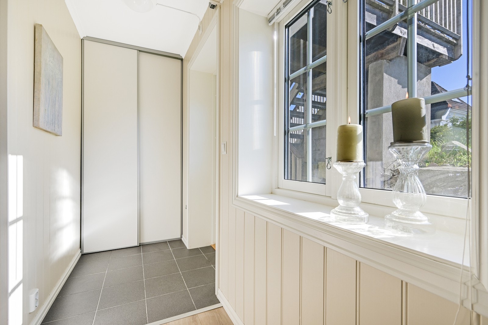 Gang/vf med skyvedørsgarderobe. Galleribilde