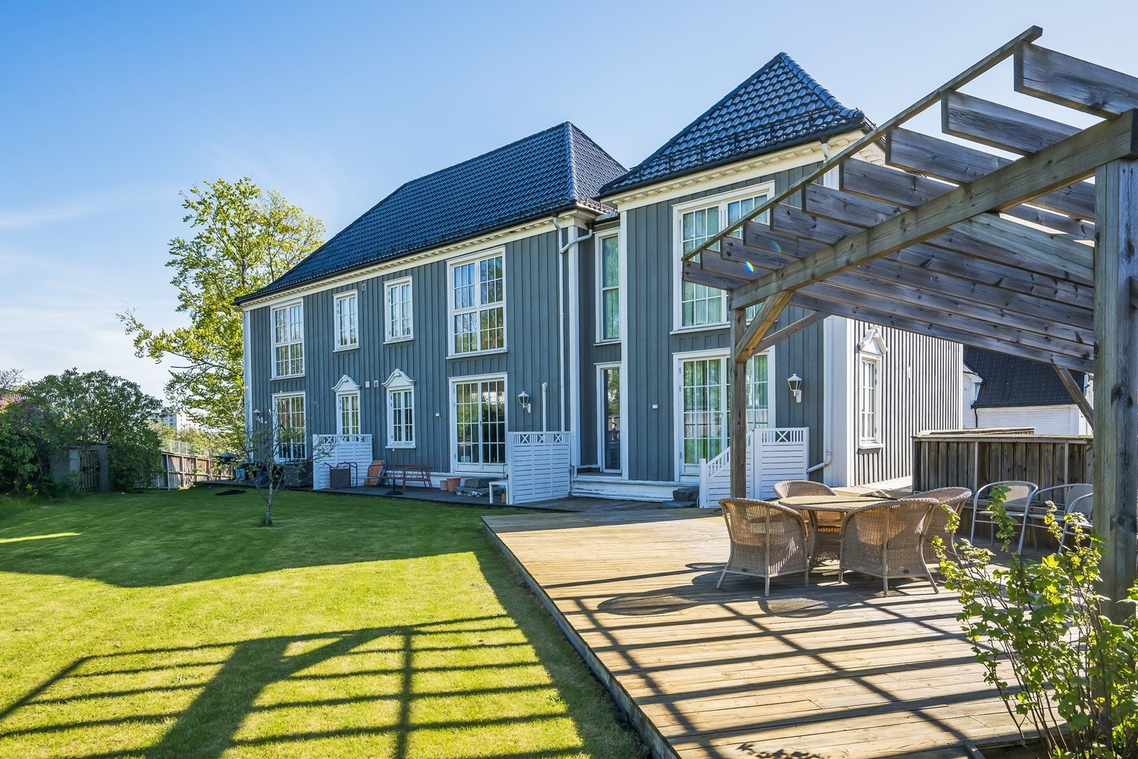 Velkommen til Borregaten 2E. Her bilde fra felles hage og terrasseplatting. Galleribilde