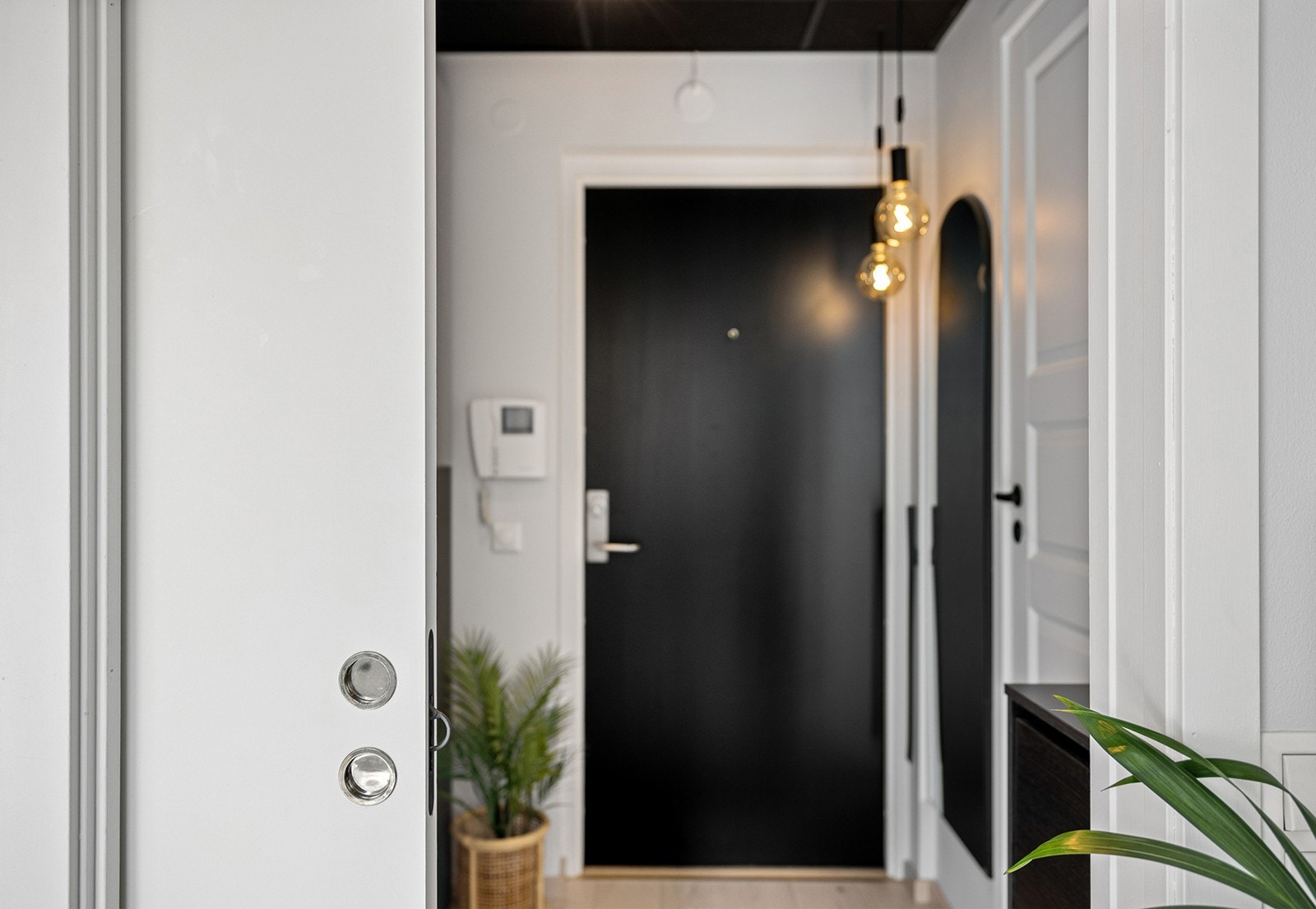 Praktisk skyvedør mellom stue og gang. Det er montert dørcalling ved inngangsdør. Galleribilde