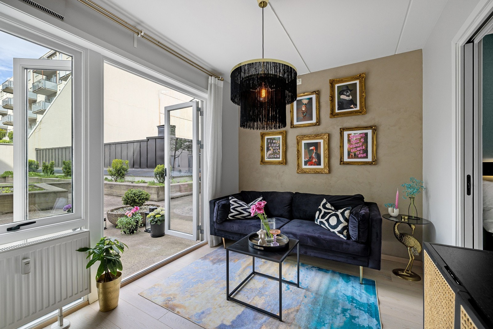 Stue i åpen og sosial stue- og kjøkkenløsning Galleribilde