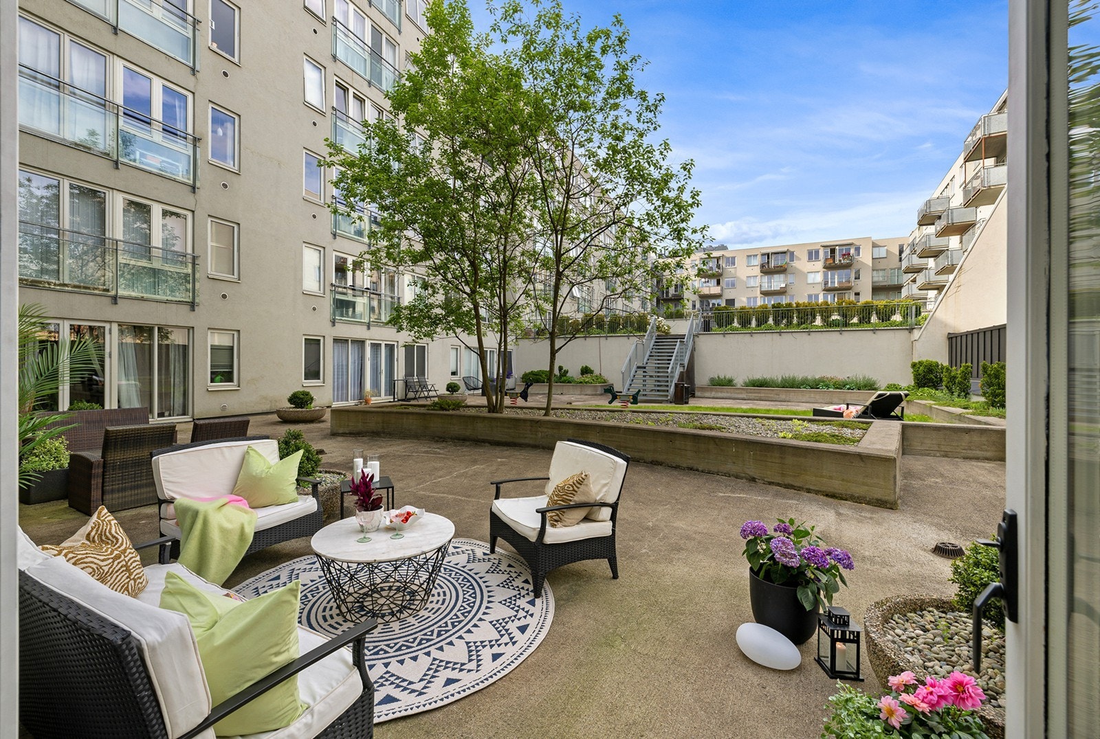 Leiligheten ligger i byggets 2. etasje fra bakkeplan og inneholder: Entré, bad, sovealkove og stue/kjøkken med utgang til en hyggelig felles bakgård, hvor eier har mulighet til å bruke deler av uteområdet som sin egen private uteplass Galleribilde