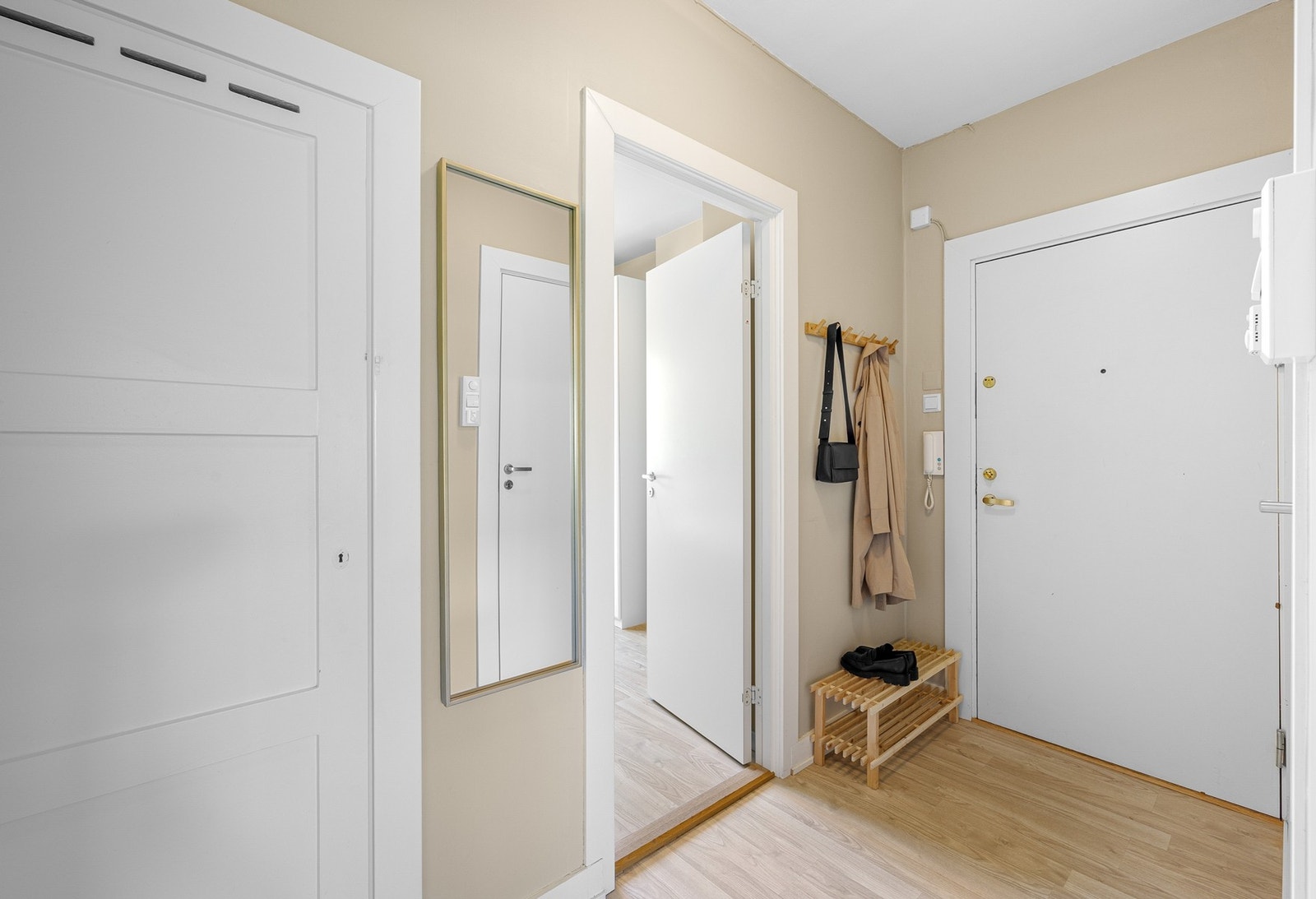 Innbydende entrè med plass til skoskap og oppheng av yttertøy. Fra entrèn har du adgang til boligens kott som passer utmerket som garderobeskap. Det er montert dørcalling ved inngangsdør. Galleribilde