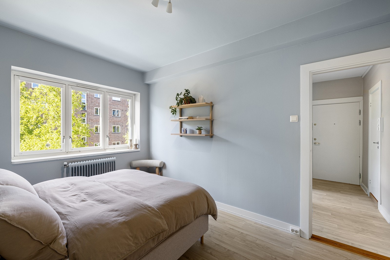 God plass for oppbevaring i stort garderobeskap. Galleribilde