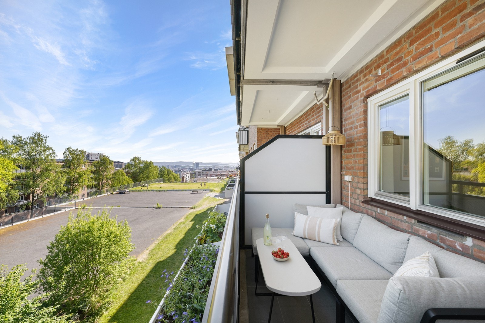 En gjennomgående og moderne 3-roms leilighet med en praktisk og funksjonell planløsning og supersentral, samt rolig beliggenhet på Sinsen. Galleribilde