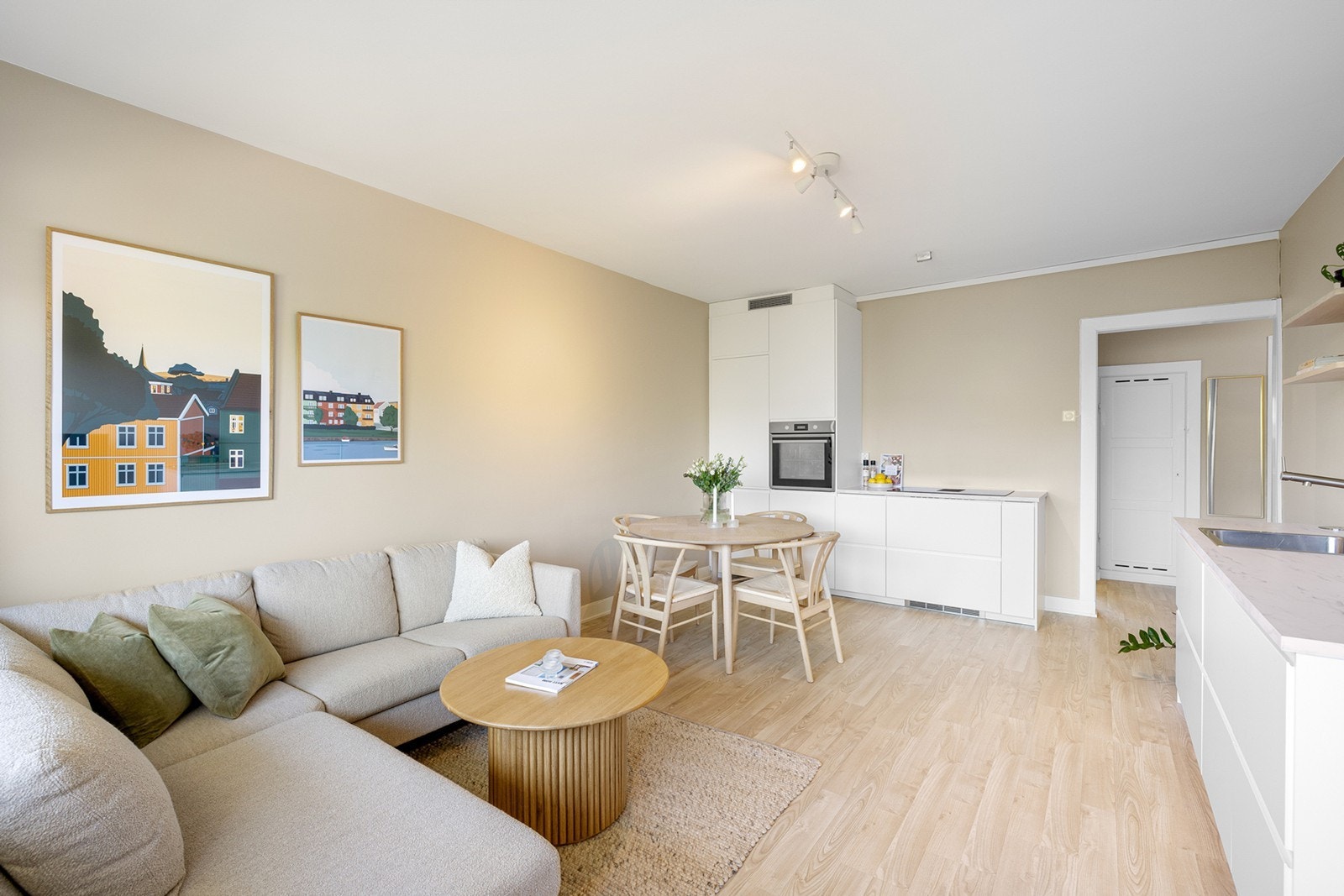 Lys og romslig stue med åpen kjøkkenløsning. Galleribilde