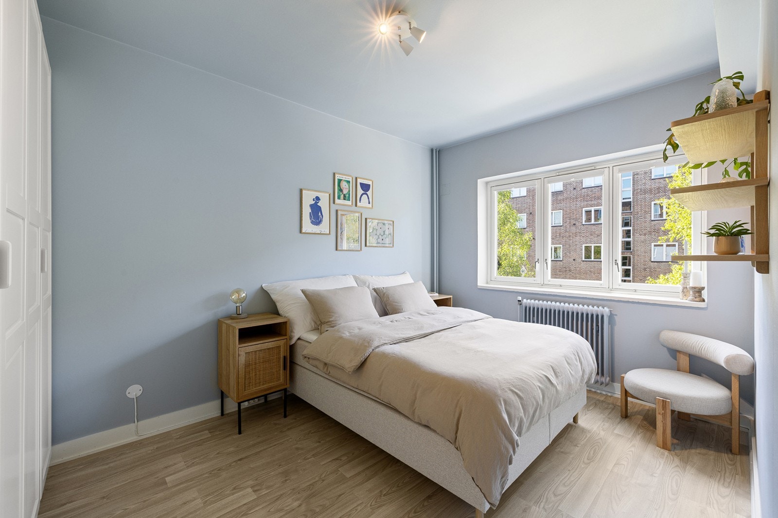 Romslig hovedsoverom med store vindusflater som slipper inn rikelig med naturlig lys. Galleribilde