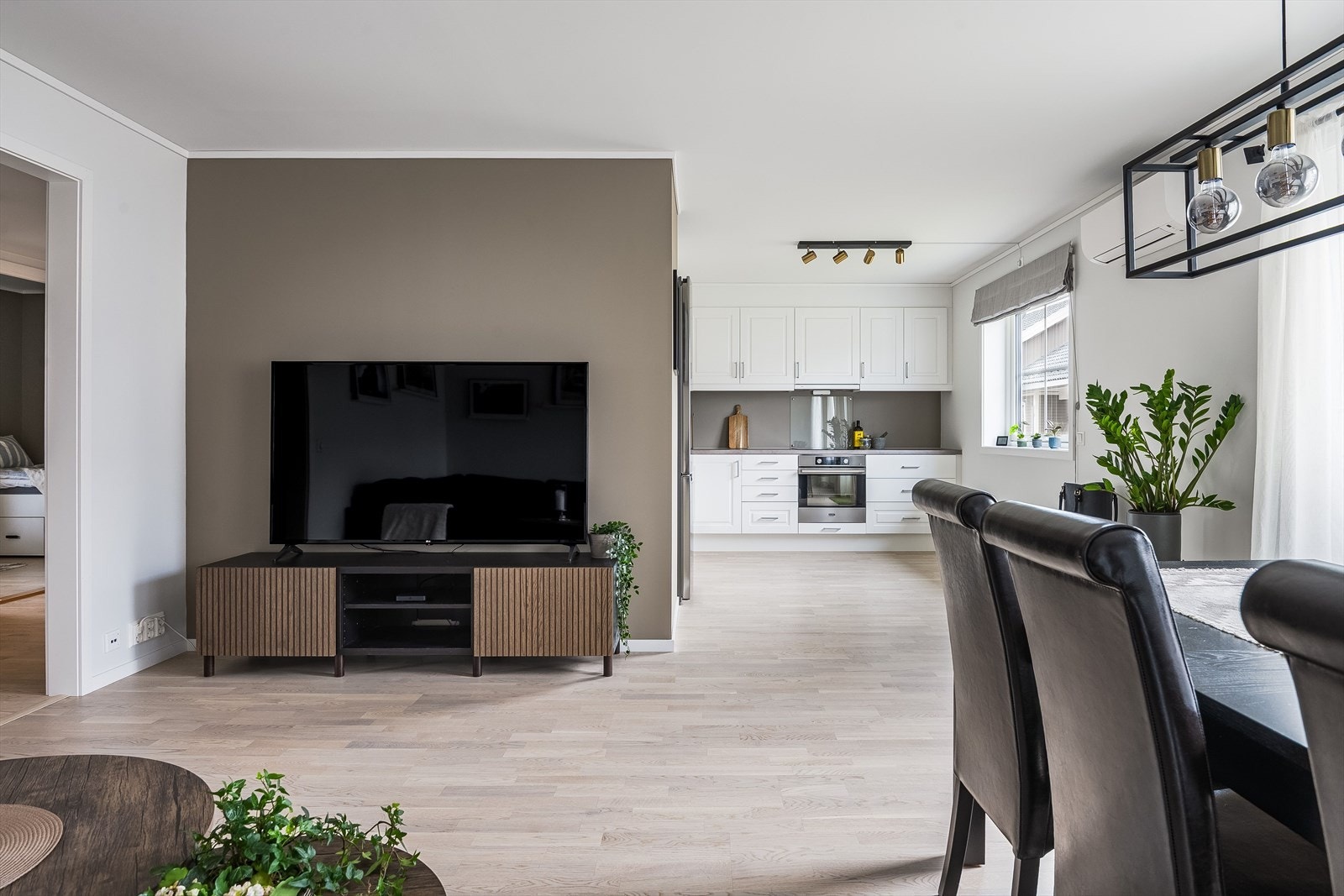 Leiligheten som som ligger i byggets 2. etasje har en god planløsning med et stort og sosialt oppholdsrom, 2 soverom, bad/vaskerom og bod/teknisk rom. Galleribilde
