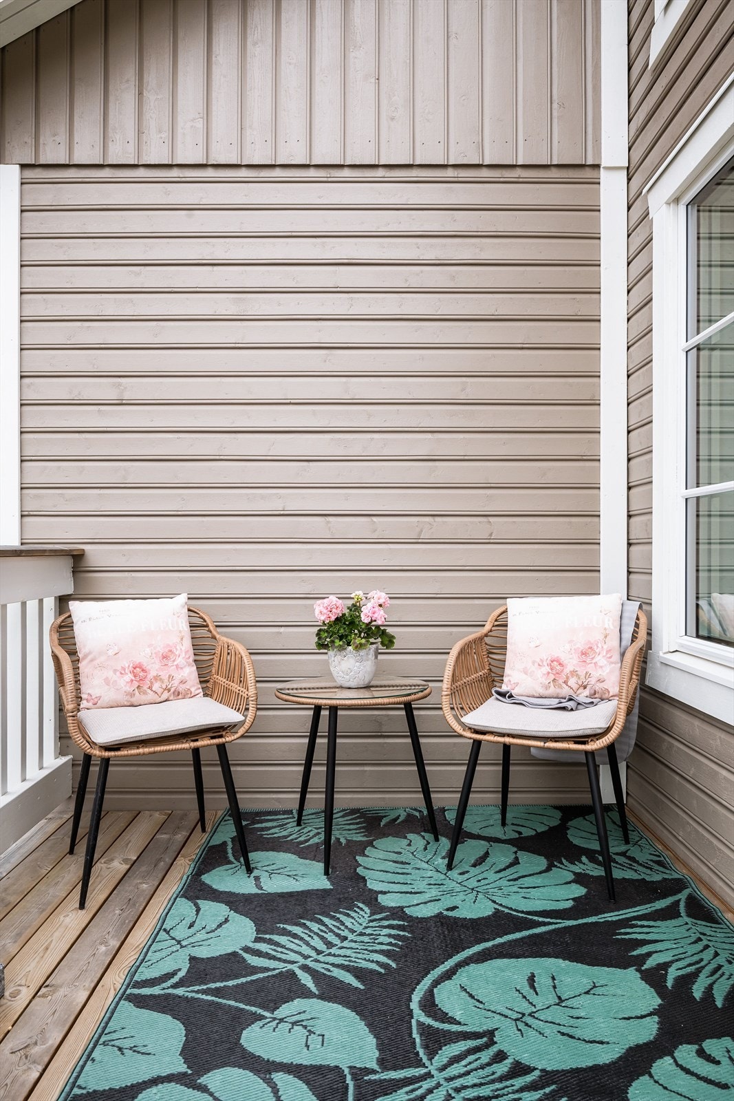 Terrassen har impregnerte terrassebord på gulv og god plass til sittegruppe etter eget ønske og behov. Det er også montert utebelysning og stikkontakt. Galleribilde