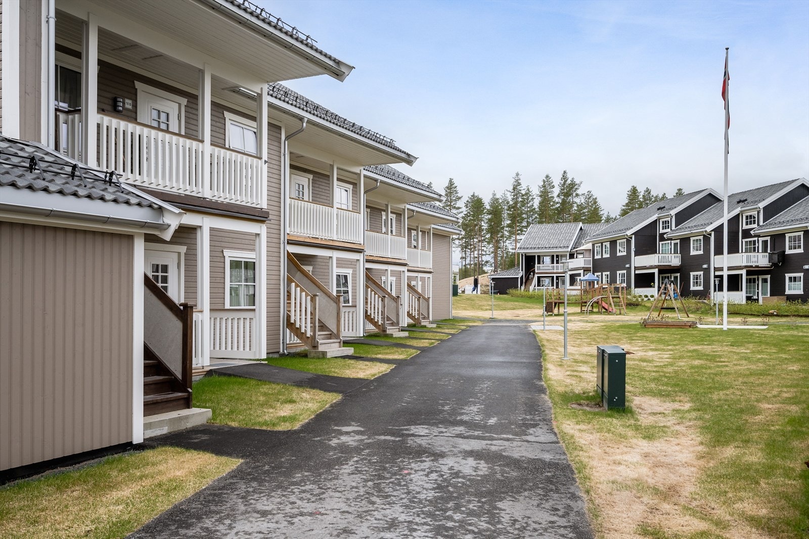 Leiligheten har adkomst via utvendig trapp opp til eget inngangsparti i byggets 2. etasje. Galleribilde