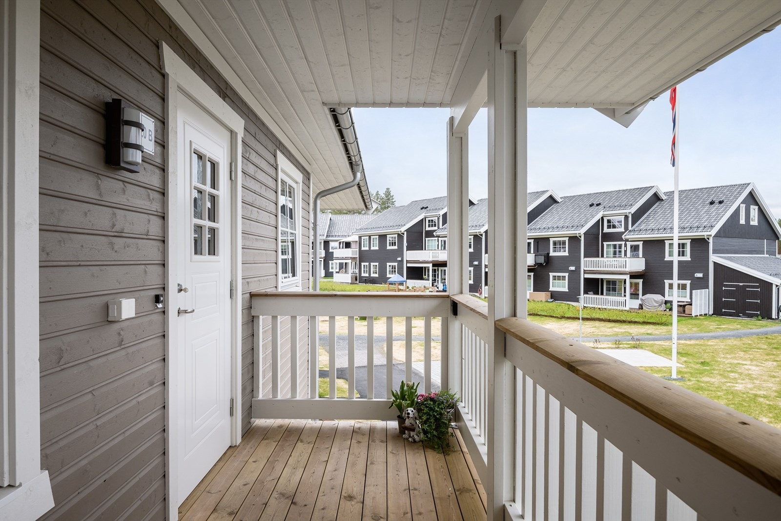 Du ønskes velkommen inn via et hyggelig overbygget inngangsparti med en terrasse på ca. 6m². Det er montert utebelysning, stikkontakt og ringeklokke på vegg. Galleribilde