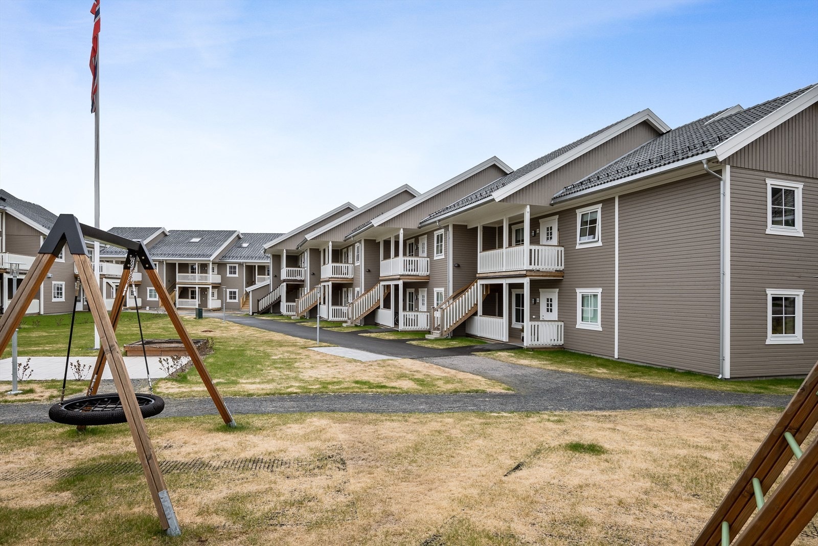 I tillegg disponerer en utvendig bod på 5m² på enden av bygget, samt en biloppstillingsplass på ca. 16m² med opplegg for elbil-lader i felles carportanlegg. Galleribilde
