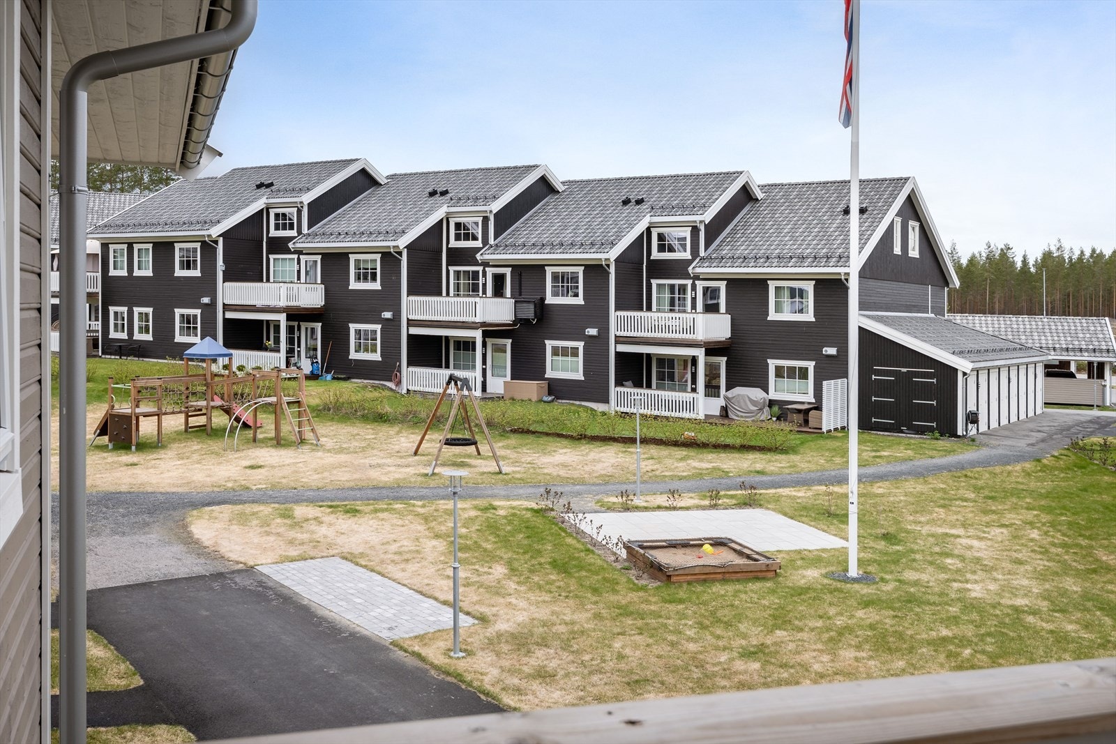 Fra balkongen er det hyggelig utsyn over sameiets fellesarealer som er ryddig og pent opparbeidet. Galleribilde