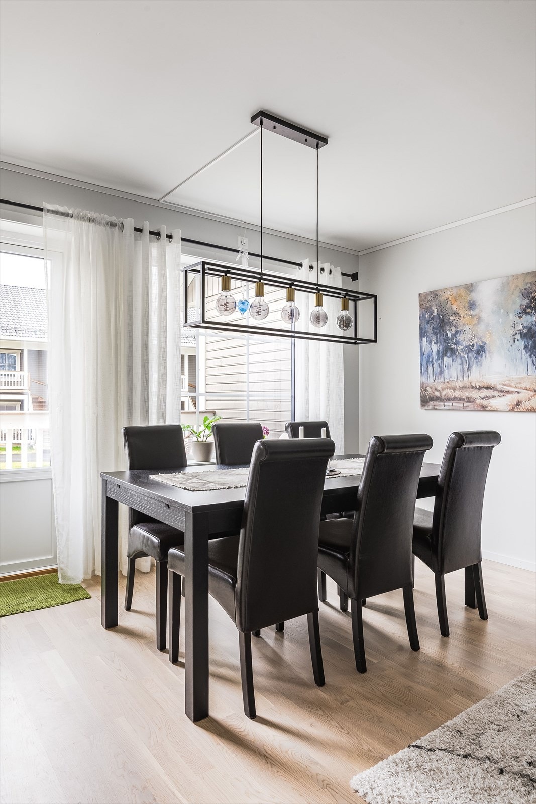 Stuen har flere store vindusflater som slipper inn rikelig med naturlig lys. Galleribilde