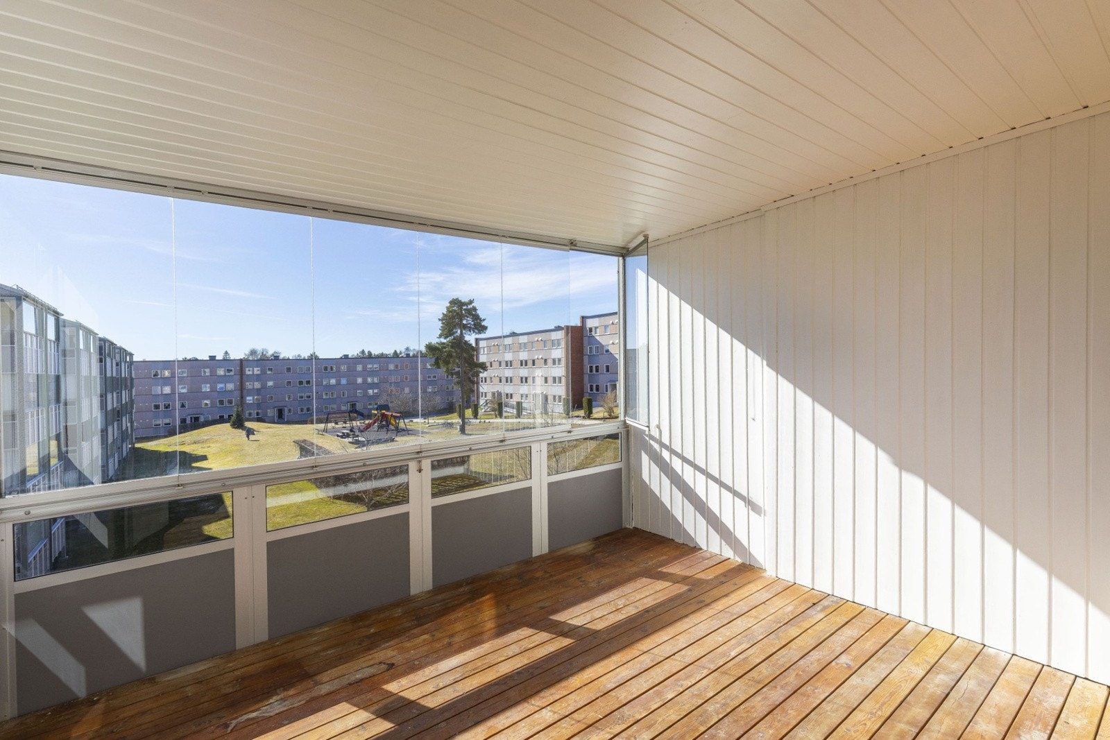 Den innglassede verandaen er på ca 10 kvm og kan brukes som et eget rom store deler av året Galleribilde