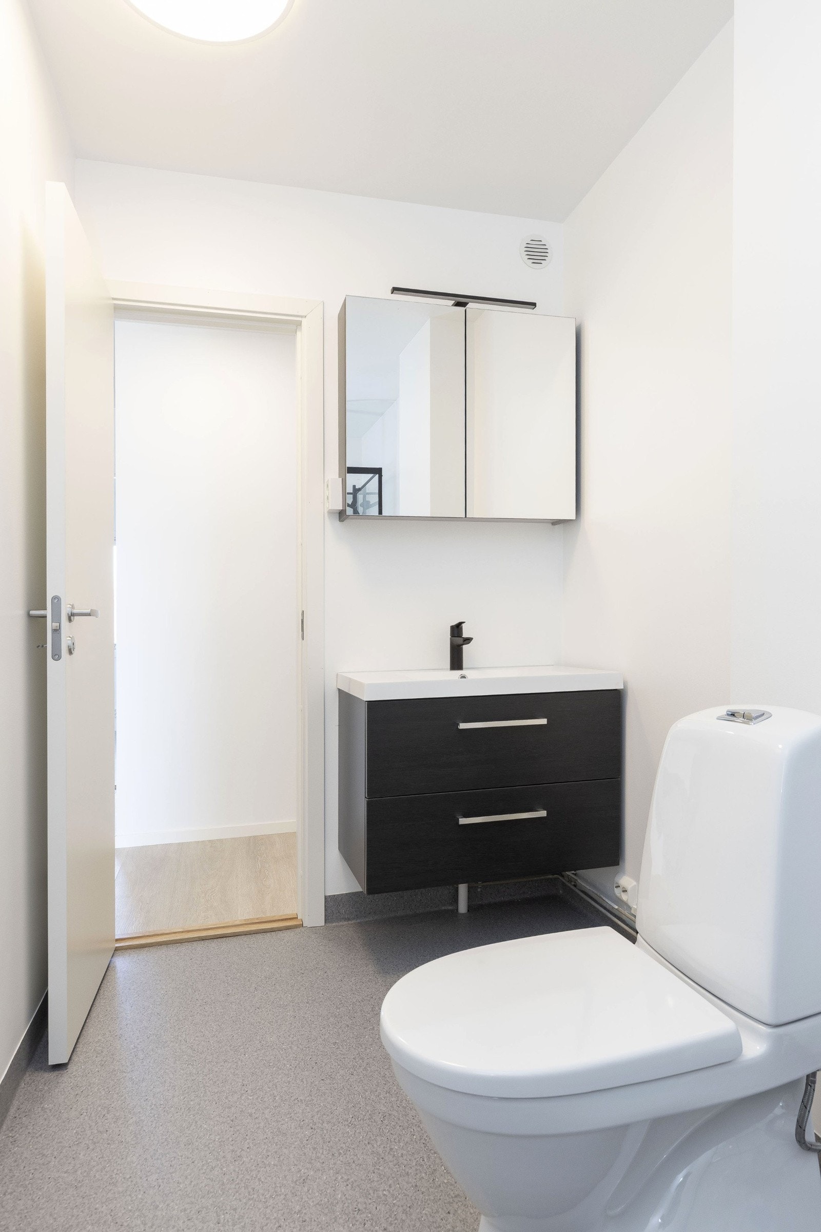 Bad er "enkelt" pusset opp, da borettslaget har besluttet baderomsrehabilitering. Galleribilde