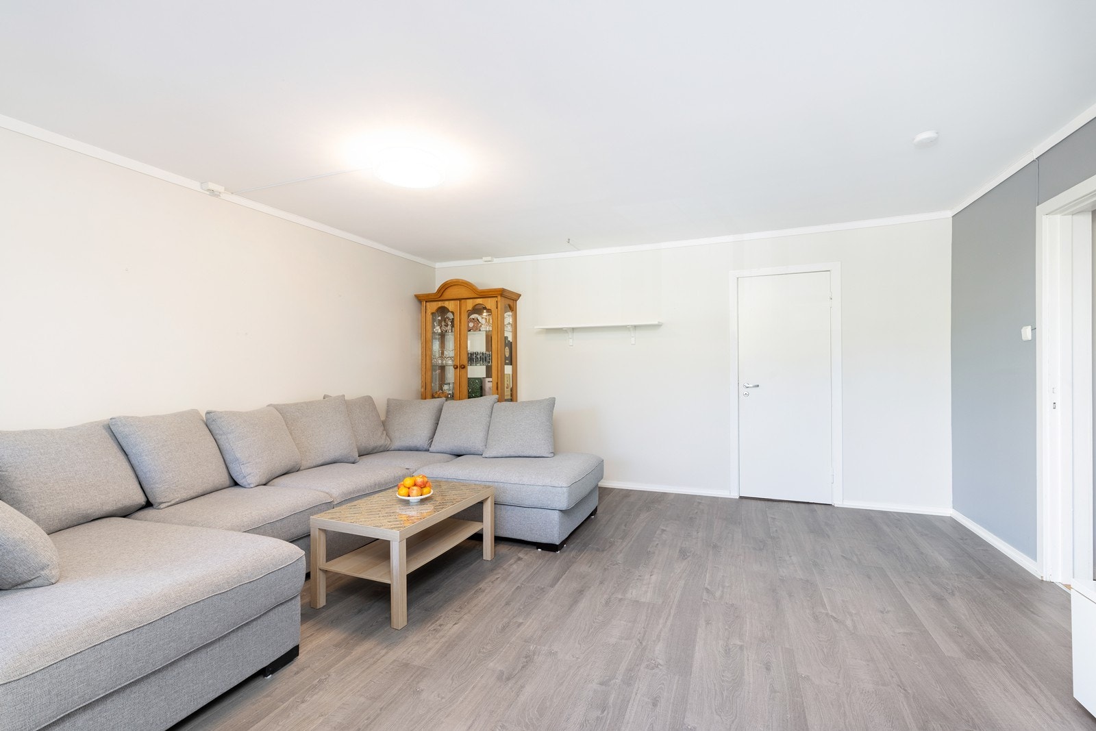 Tv-stue med god plass til sofagruppe. Galleribilde