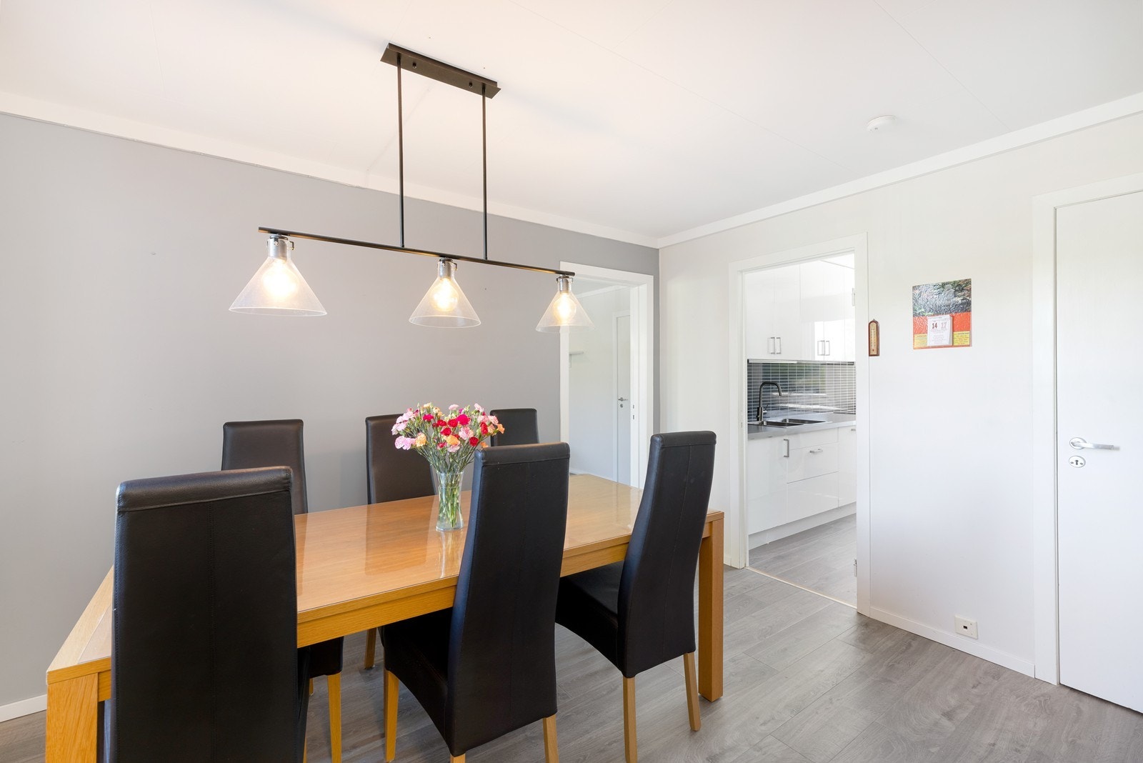 Spisestue med inngang til kjøkken. Galleribilde