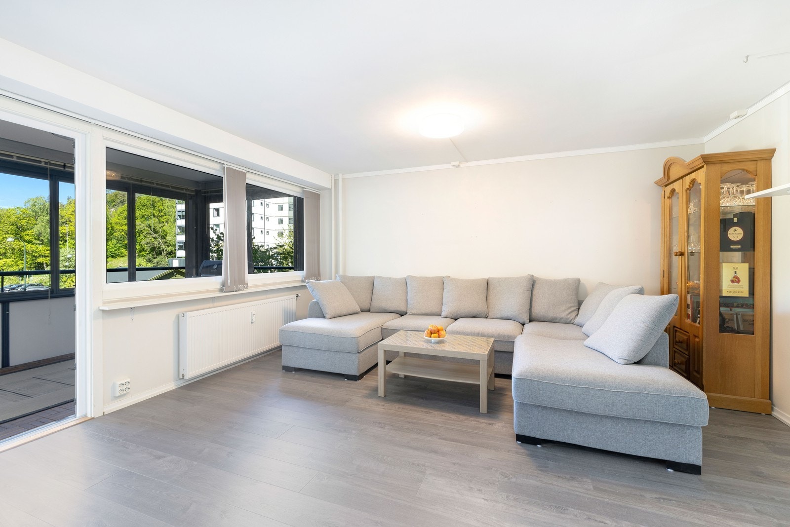 Fra stuen er det utgang til en romslig innglasset balkong med god plass til utemøbler. Galleribilde