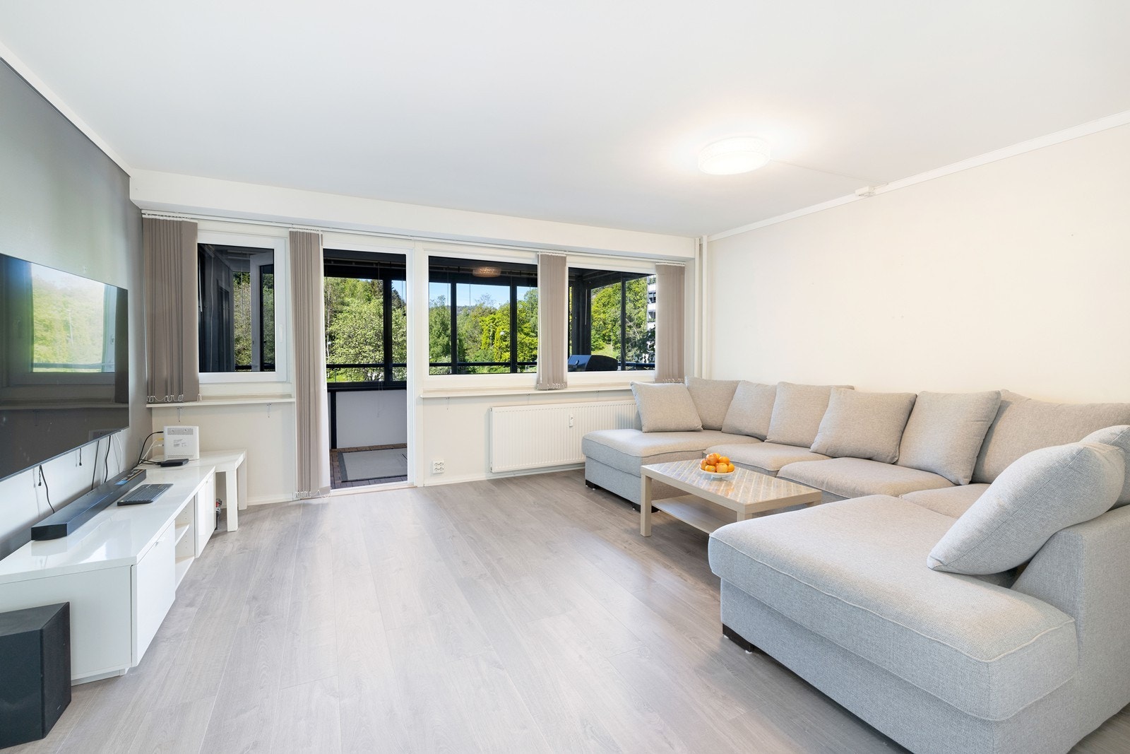 En pen og innbydende 3-roms leilighet med stor innglasset balkong. Heis og parkering. Galleribilde