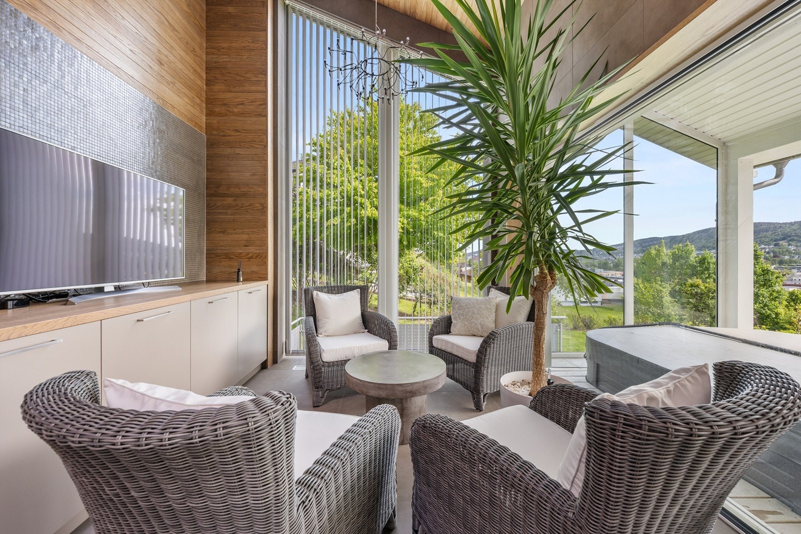 Hyggelig avslapningssone med sittegruppe og benkeplate med underskap Galleribilde