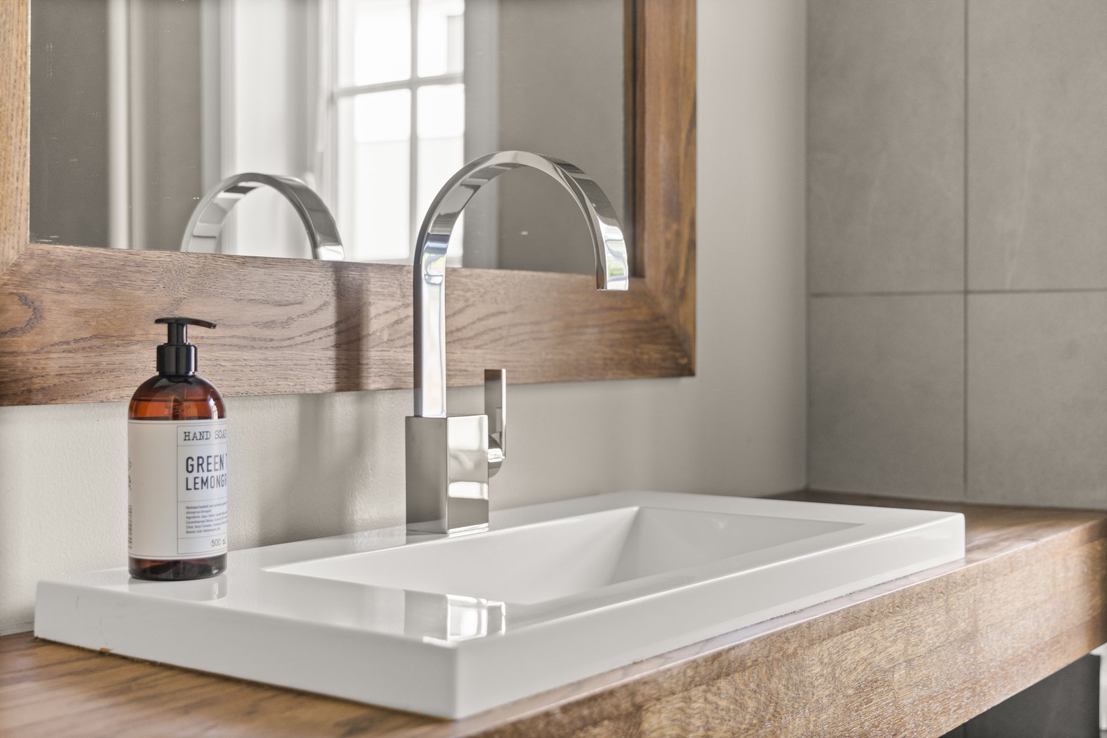 Speil og benker på bad, wc-rom samt spaavdelingen er spesiallagd og plassbygd av Ansnes Entreprenør AS Galleribilde