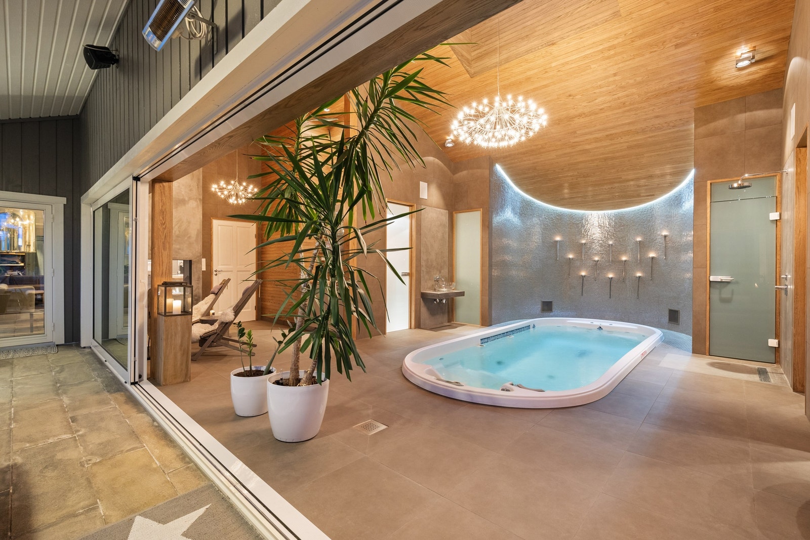 Unik og luksuriøs spaavdeling med bl.a. motstrømsbasseng og steambad Galleribilde