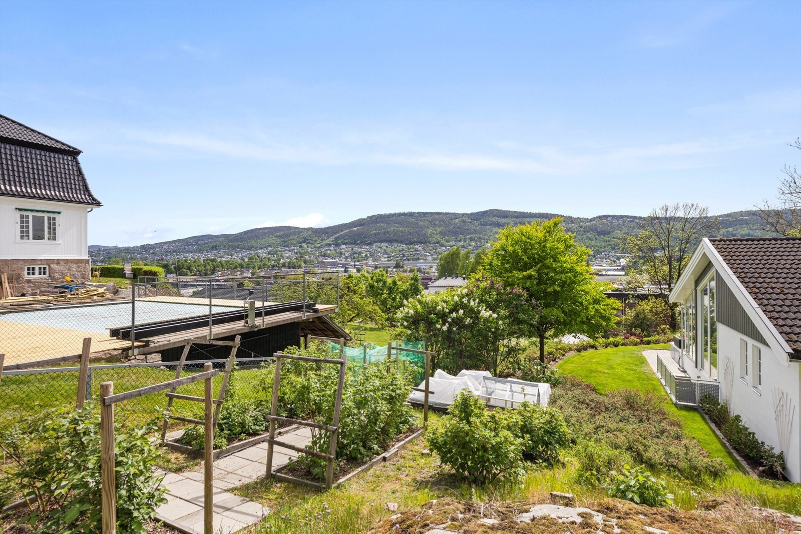 Opparbeidet kjøkkenhage ved siden av boligen med gode muligheter for selvdyrking Galleribilde