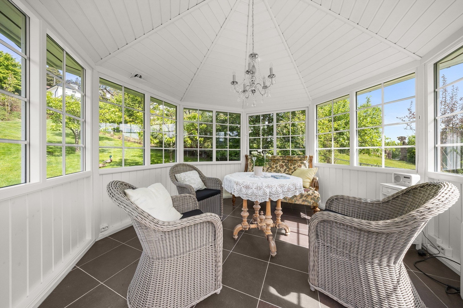 Det er også et flott frittstående lysthus fra 2011 på ca. 10 kvm i hagen (innlagt strøm) Galleribilde