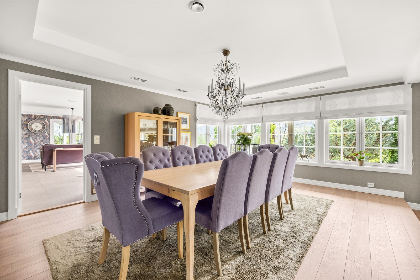 Vannbåren gulvvarme via bergvarme i hele 1. etasje, stue i 2. etasje og bad ved hovedsoverom i 2. etasje Galleribilde