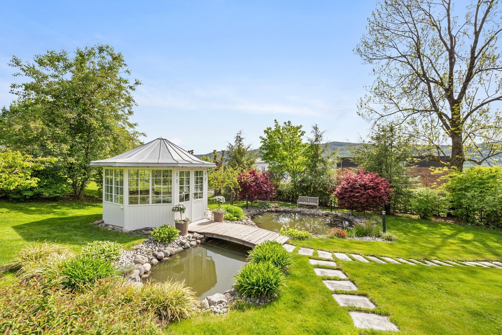 Stor tomt på over 5 mål med en nydelig parklignende hage Galleribilde