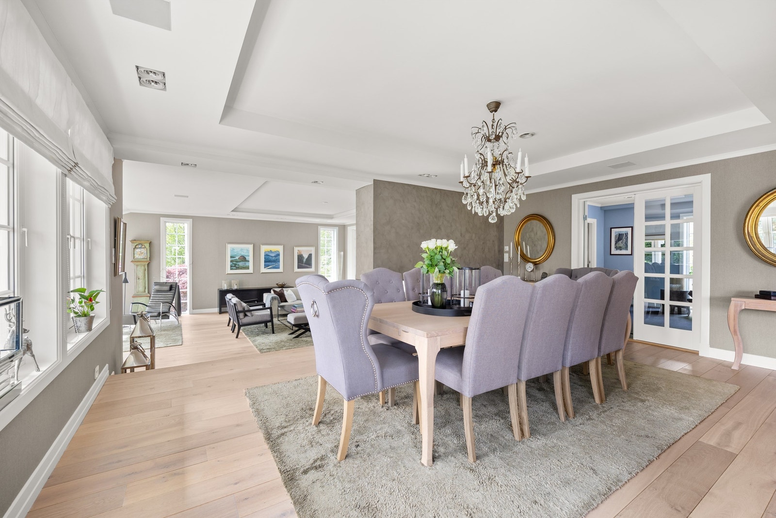 Sosial og åpen spisestue som er praktisk plassert mellom kjøkkenet samt stuen Galleribilde