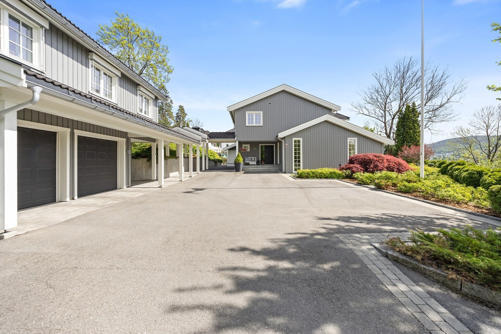 Oppført takoverbygg over hele veien fra boligen til garasjen Galleribilde