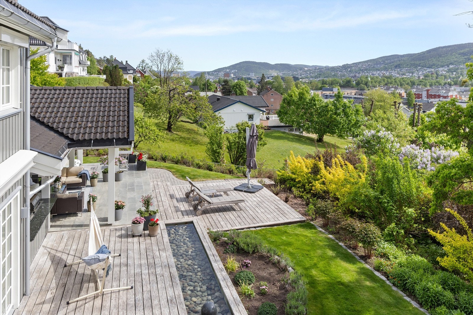 Terrassen er på ca. 89 kvm, har markise på vegg og er sammenhengende med terrassen ved spaavdelingen Galleribilde