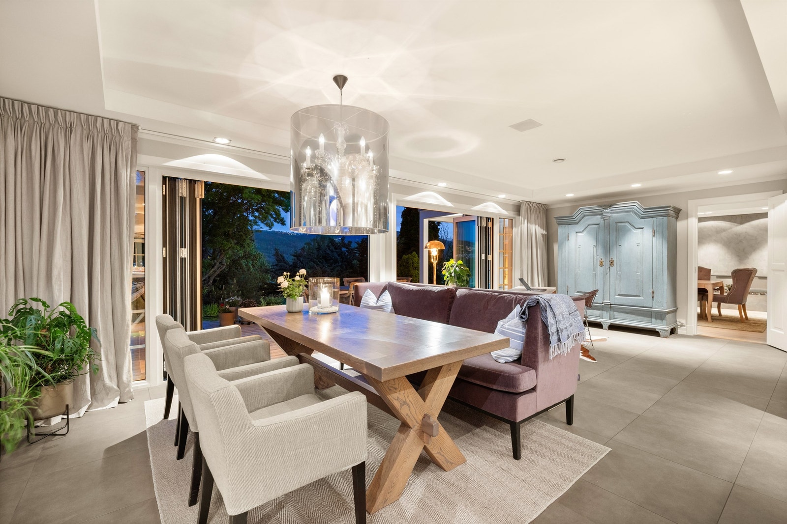 Utgang til terrasse via foldedører og dør til utekjøkken på terrasse Galleribilde