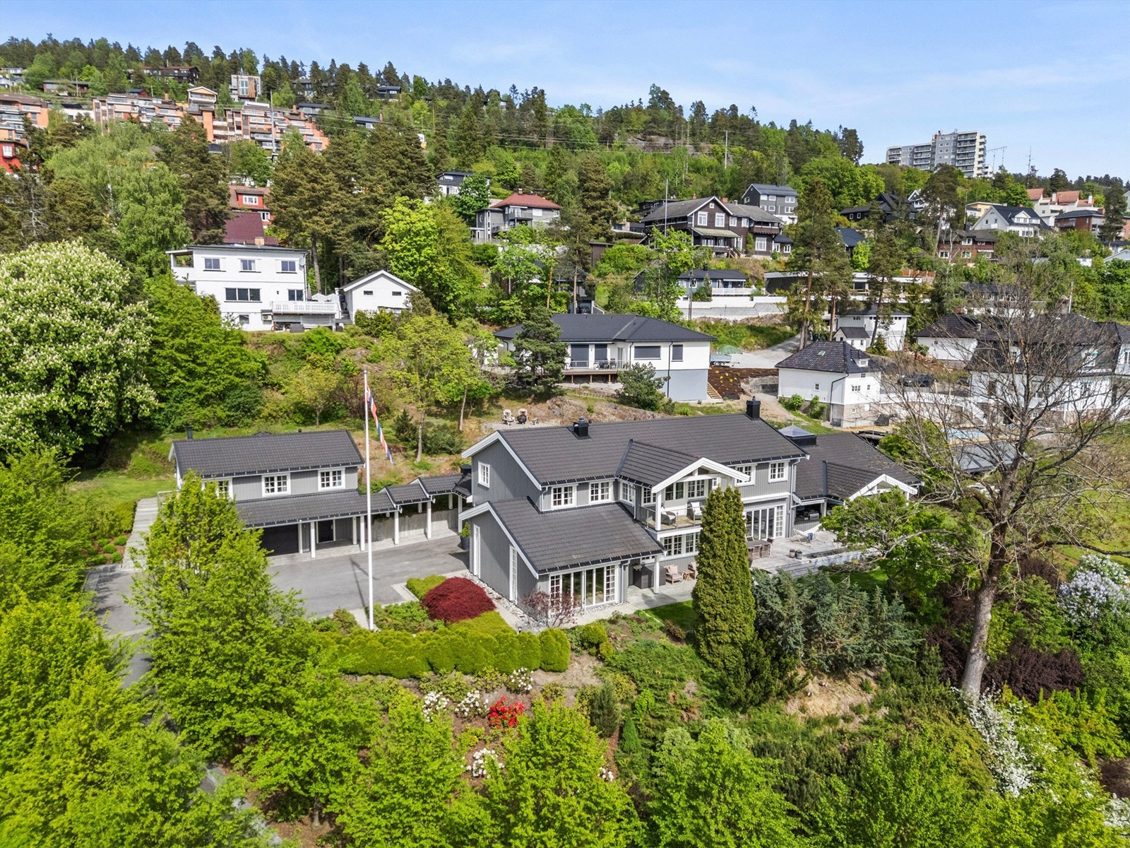 Eiendommen har generelt svært gode solforhold med sol fra ca. kl. 06.30 til 21.30 (midtsommerstid) iflg. selger Galleribilde