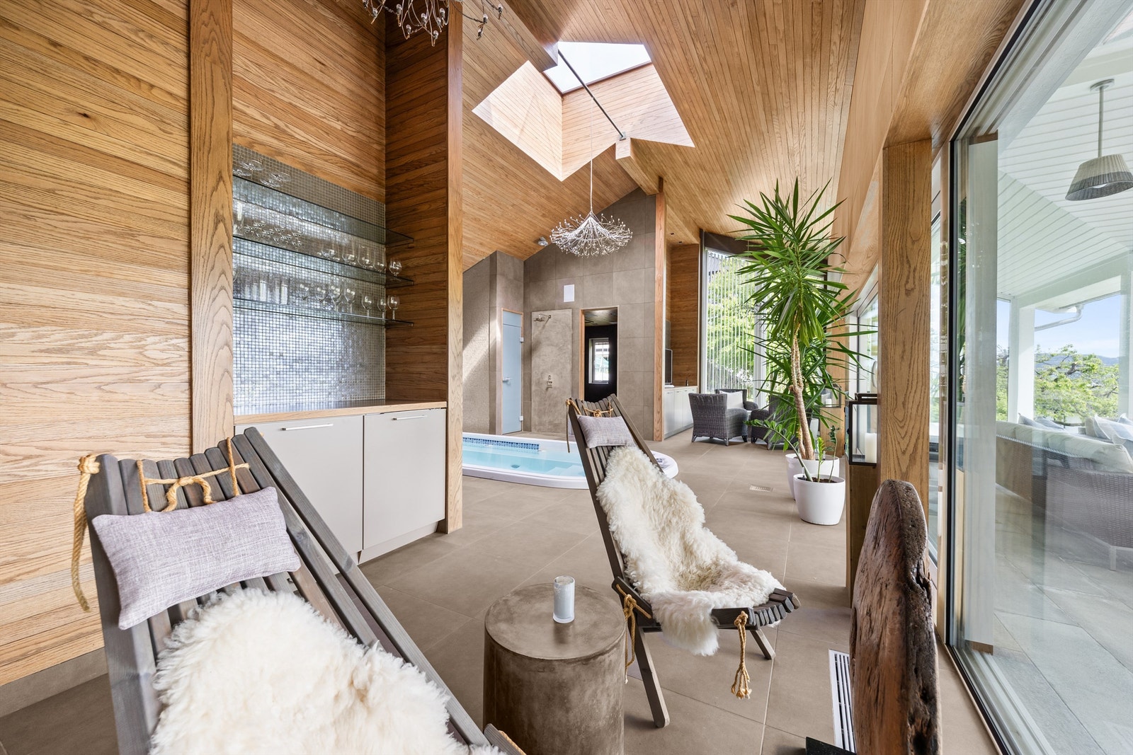 Praktisk baravdeling med glasshyller og benkeplate med underskap Galleribilde