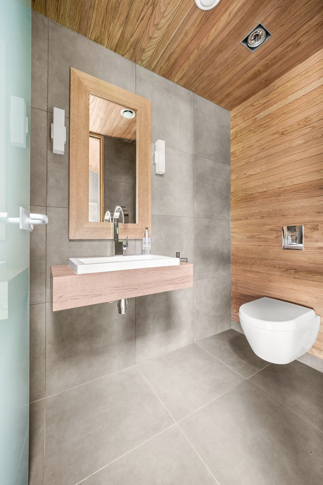 Tilgang til wc-om med servant og toalett Galleribilde