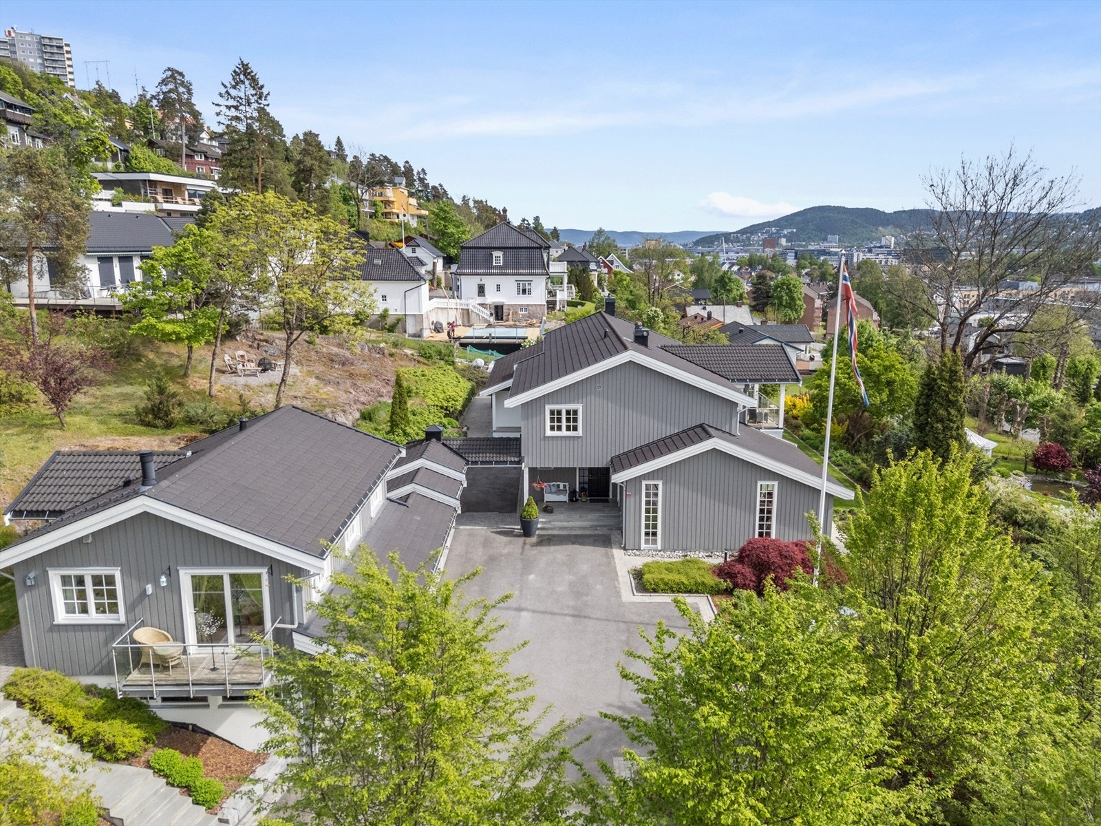 I har utleiedelen en vestvendt balkong på ca. 4 kvm og en platting på ca. 6 kvm Galleribilde