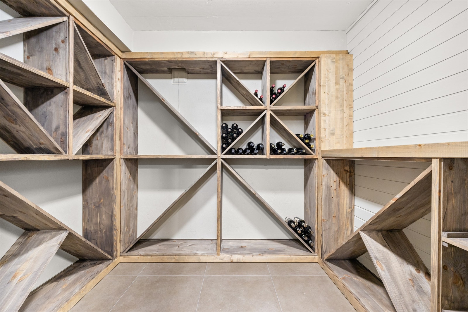 Praktisk vinkjeller i kjelleren med hyller Galleribilde