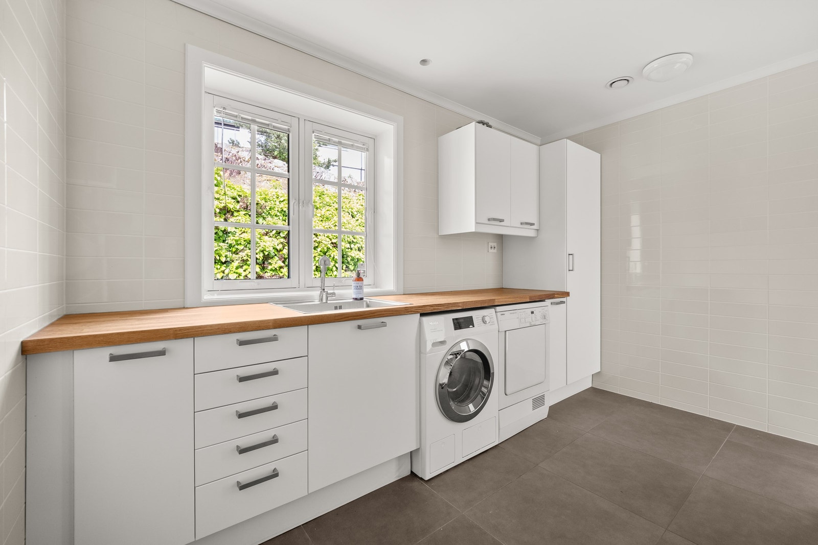 Praktisk og separat vaskerom fra 2011 med skapinnredning Galleribilde