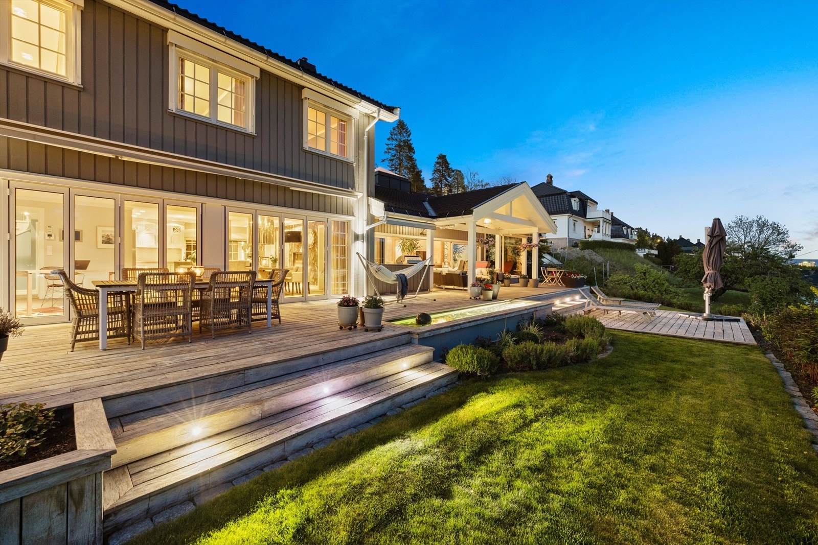 Store og flotte sosiale rom i 1. etg med mulighet for å åpne ut til utearealene Galleribilde