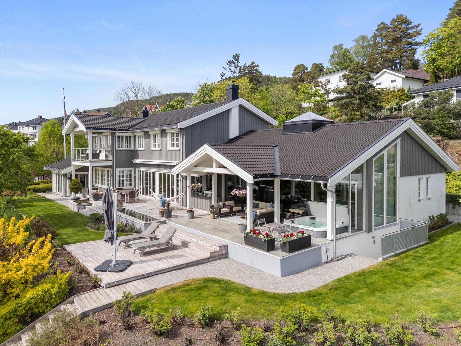 Boligen ble totalrenovert i 2010/2011 og har en delikat samt moderne utførelse av høy standard Galleribilde