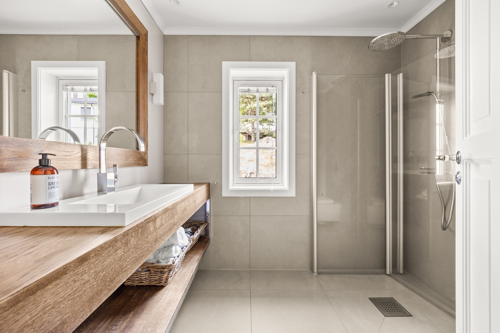 Moderne og delikat bad fra 2011 ved soveromsgang i 2. etasje Galleribilde