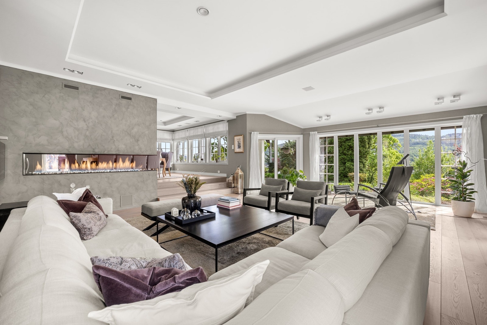 Lys og luftig stue med sofaområde samt sittegruppe Galleribilde