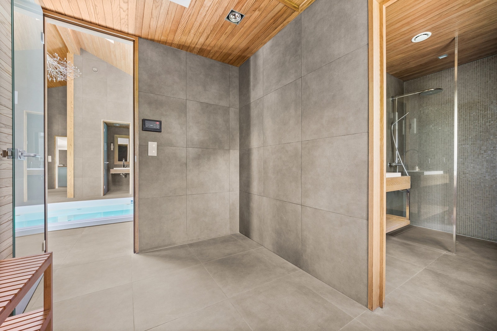 Gang som kan benyttes som en praktisk garderobe Galleribilde