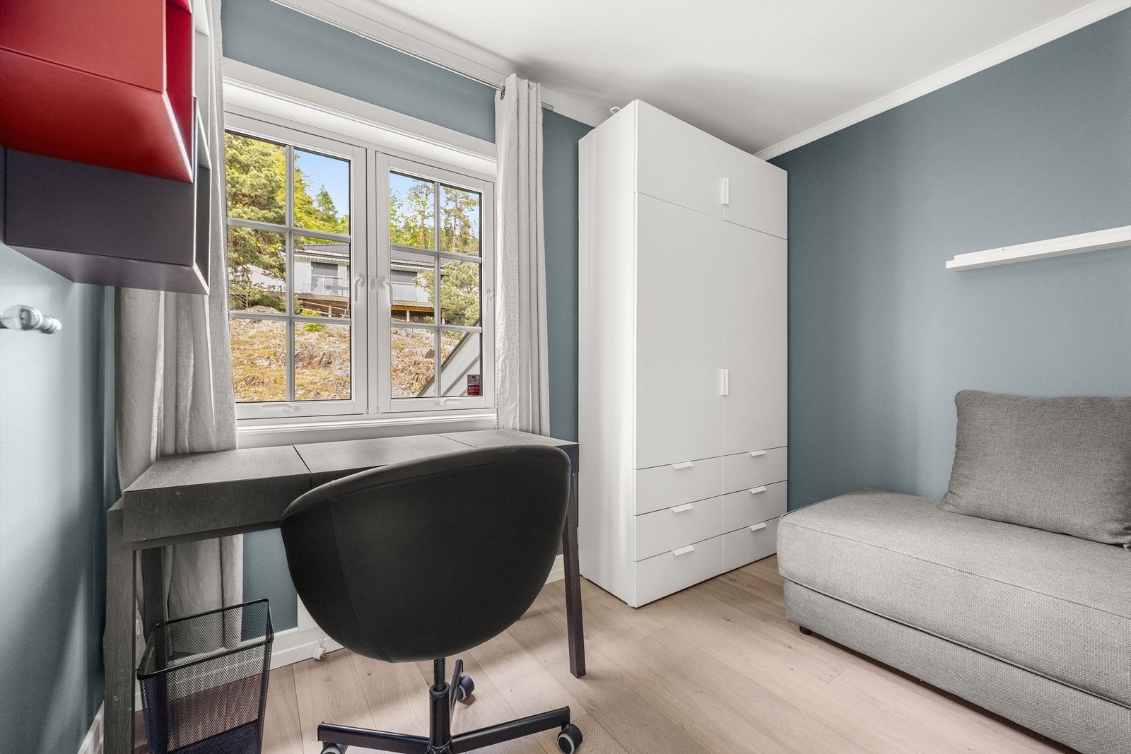 Soverom 3 med garderobeskap i hvit og glatt utførelse Galleribilde