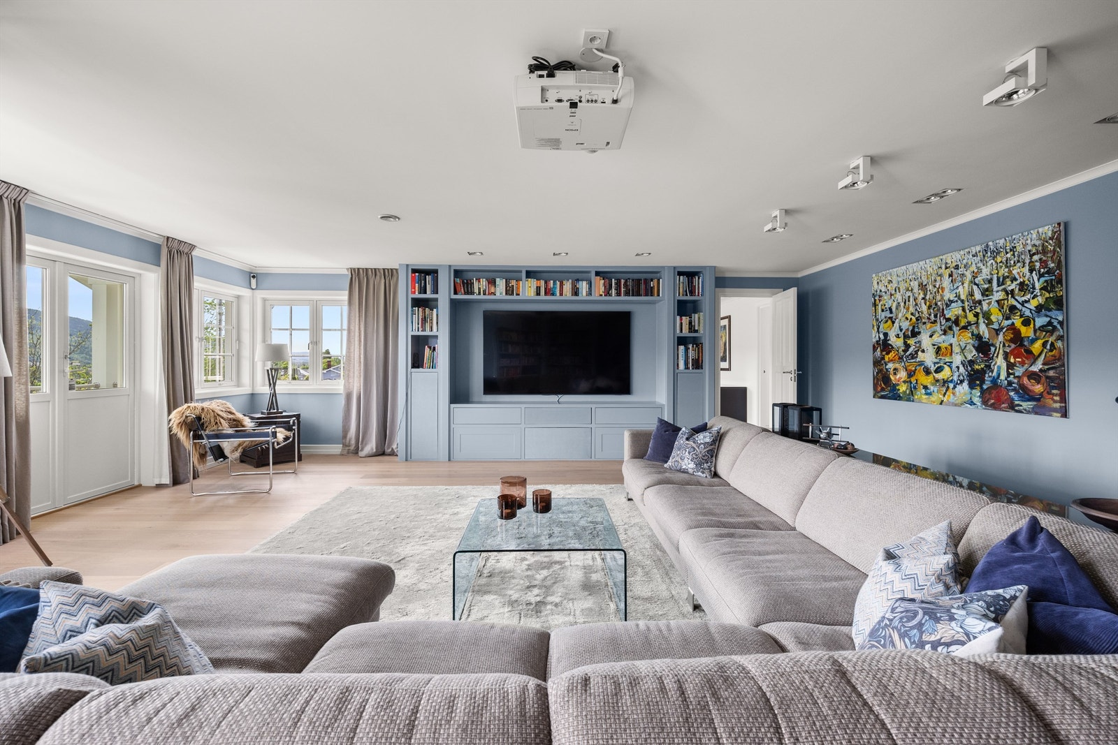 Plassbygget tv-reol/skapløsning med hyller, skap og skuffer Galleribilde