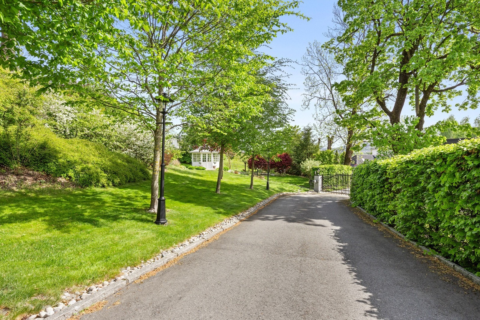 Asfaltert innkjørsel og gårdsplass Galleribilde