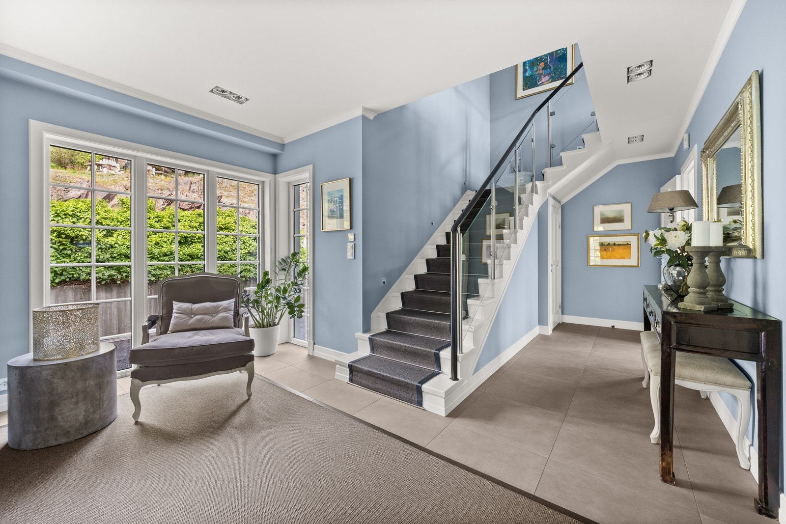 Entré med trappegang til 2. etasje Galleribilde