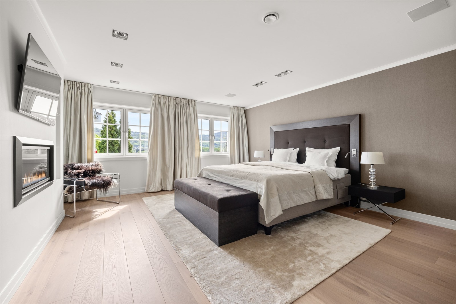 Romslig hovedsoverom (soverom 1) med eksklusiv suiteløsning Galleribilde